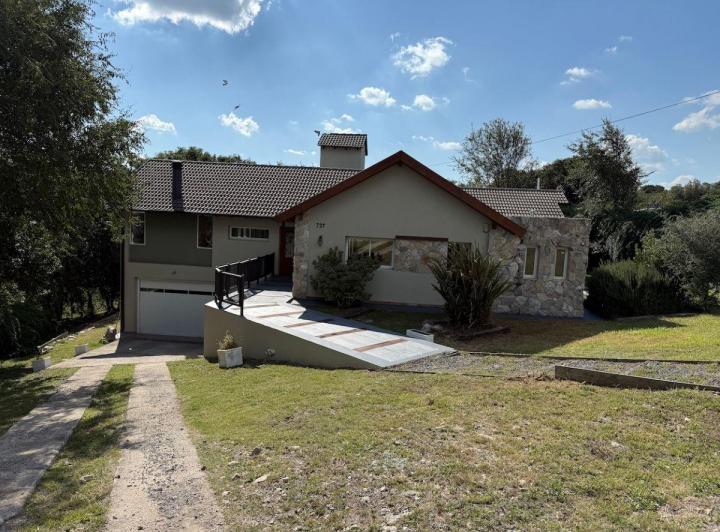 Casa · 330m² · 5 Ambientes · 2 Cocheras