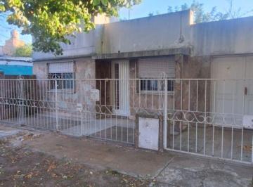 Casa de 3 ambientes, La Plata · Casa en 137 E/ 526 y 527 80 m² Sobre Lote Propio 600 m² en Zona Comercial – Gran Potencial