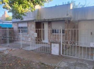Casa · 80m² · 3 Ambientes · 2 Cocheras · Casa en 137 E/ 526 y 527 80 m² Sobre Lote Propio 600 m² en Zona Comercial – Gran Potencial
