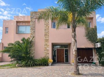 Casa · 406m² · 5 Ambientes · 2 Cocheras · Casa en Adrogue