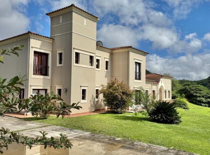 Casa · 1000m² · 6 Ambientes · 4 Cocheras