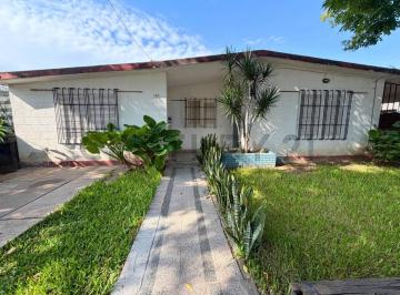 Casa · 146m² · 7 Ambientes · 2 Cocheras · Venta Casa de 3 Dorm. con Patio y Cochera en Parque Field, Rosario