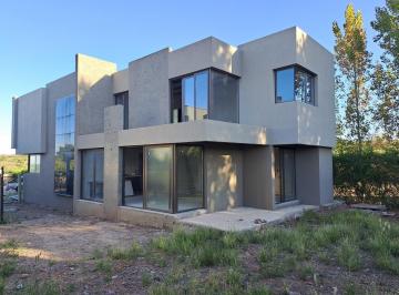 Casa · 389m² · 9 Ambientes · 3 Cocheras · Casa en Venta - en Obra Gris - B° Privado Aguaribay