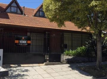 Casa · 250m² · 7 Ambientes · 1 Cochera · Chalet Sobre Lote 10x33 - Excelente Entorno! a 5 Cuadras de Guemes