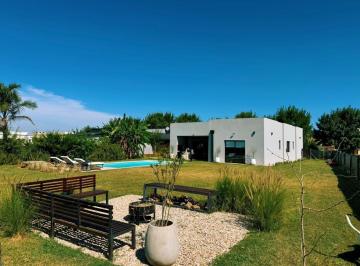 Casa · 135m² · 4 Ambientes · 3 Cocheras · Casa en Venta 4 Ambientes en San Sebastian - Área 12