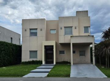 Casa de 6 ambientes, Berazategui · Casa en Venta Apta Crédito en Barrio Cerrado Los Troncos - Berazategui.