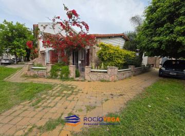 Casa · 200m² · 4 Ambientes · 2 Cocheras · Casa en Venta en Castelar