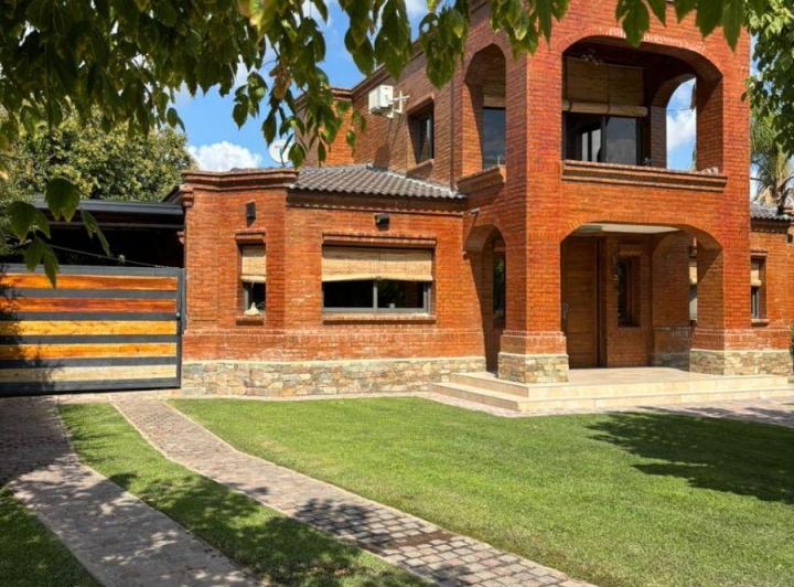 Casa · 370m² · 8 Ambientes · 3 Cocheras