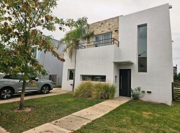 Casa · 150m² · 4 Ambientes · Casa en Vila Marina 1