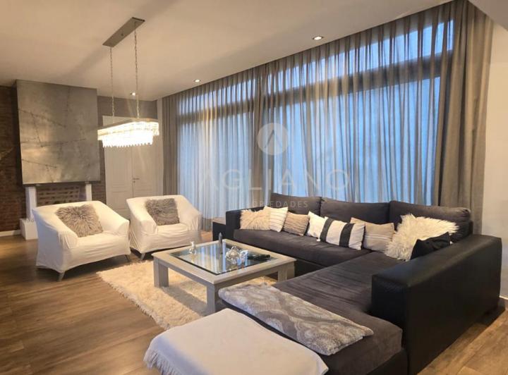 Casa · 385m² · 5 Ambientes · 5 Cocheras