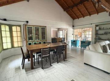 Casa · 180m² · 4 Ambientes · 3 Cocheras · Hermosa Casa en Venta! Barrio El Rodal