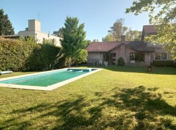 Casa · 240m² · 4 Dormitorios · Casa en Venta en Ingeniero Maschwitz, Escobar