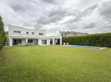 Casa · 272m² · 7 Ambientes · 3 Cocheras · Cuatro Cuartos Lote Central