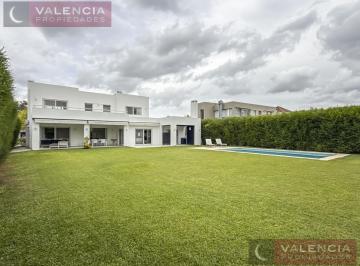 Casa · 272m² · 7 Ambientes · 3 Cocheras · Cuatro Cuartos Lote Central