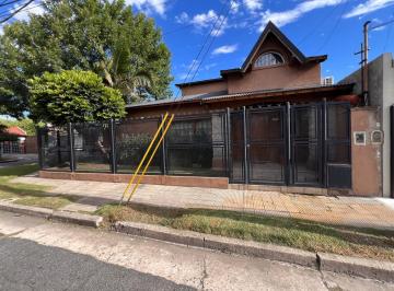 Casa · 140m² · 5 Ambientes · 2 Cocheras · Venta Casa 5 Ambientes con Pileta, Quincho y Garage – Ciudad Jardín F: 10974