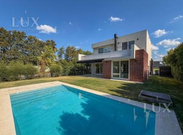 Casa · 205m² · 5 Ambientes · Casa en Venta con 3 Habitaciones en Lote en Esquina en Carpinchos, Nordelta