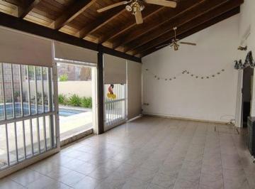 Casa · 230m² · 5 Ambientes · 1 Cochera · Casa en Venta 2 Dorm. – Alta Córdoba Pileta + Quincho