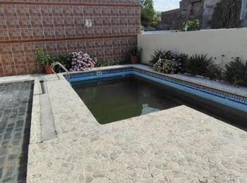 Casa · 230m² · 5 Ambientes · 1 Cochera · Casa en Venta 2 Dorm. – Alta Córdoba Pileta + Quincho