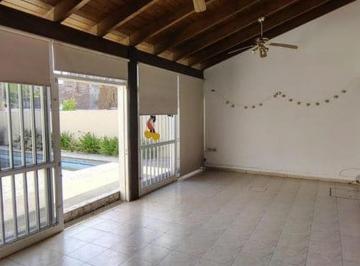 Casa · 230m² · 5 Ambientes · 1 Cochera · Casa en Venta 2 Dorm. – Alta Córdoba Pileta + Quincho