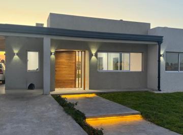 Casa de 3 ambientes, San Vicente · Venta de Casa a La Laguna – a Estrenar con Pileta - Fincas de San Vicente