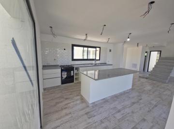 Casa · 224m² · 6 Ambientes · 1 Cochera · Casa 5 Ambientes Mas Playroom a La Laguna