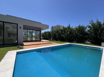 Casa · 220m² · 4 Ambientes · 2 Cocheras · Casa Lagos de Canning con Pileta