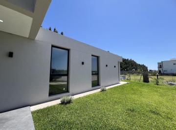 Casa · 220m² · 4 Ambientes · 2 Cocheras · Casa Venta Lagos de Canning