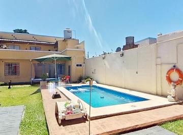 Casa · 215m² · 5 Ambientes · 2 Cocheras · Venta Casa 5 Amb Pileta Quincho en Longchamps