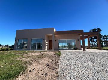 Casa · 148m² · 4 Ambientes · 2 Cocheras · Casa en San Simon II