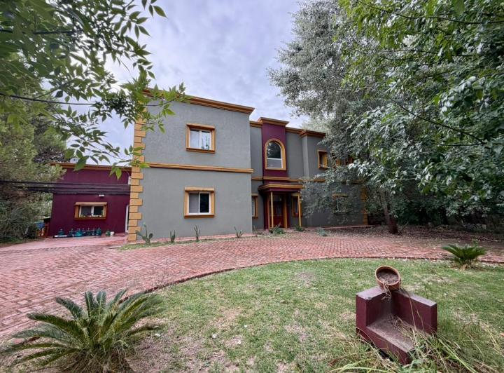 Casa · 350m² · 8 Ambientes · 2 Cocheras