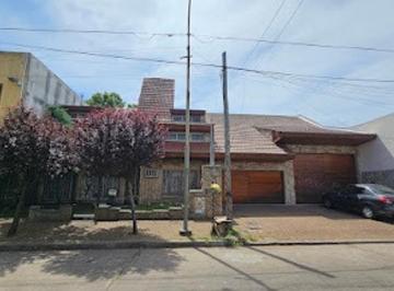 Casa · 400m² · 5 Ambientes · 6 Cocheras · Chalet Tradicional en Castelar Sur