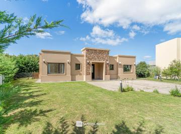 Casa · 158m² · 4 Ambientes · 3 Cocheras · Venta - Casa - 4 Ambientes con Piscina y Parrilla - Rúmenco "Las Lomas"