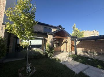 Casa · 185m² · 5 Ambientes · 2 Cocheras · Venta - Casa de Nivel Gerencial en Boulevard Sur - C118