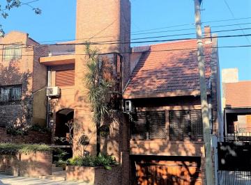 Casa de 6 ambientes, San Isidro · Sobre Calle Tranquila a m. del Acceso Norte