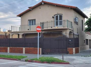 Casa · 282m² · 4 Ambientes · 2 Cocheras · Casa en Venta en Castelar Sur