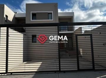 Casa · 150m² · 4 Ambientes · 1 Cochera · Dúplex 3 Dorm. en Grand Bourg