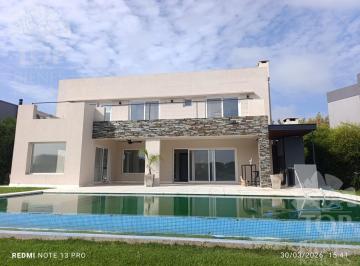 Casa · 212m² · 6 Ambientes · 2 Cocheras · Casa Ala Laguna con Muy Buenas Vistas