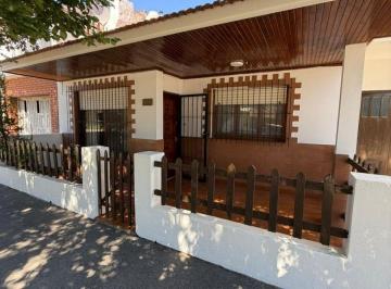 Casa de 3 ambientes, Miramar · Casa con 2 Habitaciones en Venta en Miramar, 261 m²
