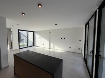 Casa · 145m² · 5 Ambientes · 3 Cocheras · Duplex en Venta de Tres Dorm. en Claros Village - 3 Baños - Materiales de Categoría