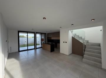 Casa · 145m² · 5 Ambientes · 3 Cocheras · Duplex en Venta de Tres Dorm. en Claros Village - 3 Baños - Materiales de Categoría