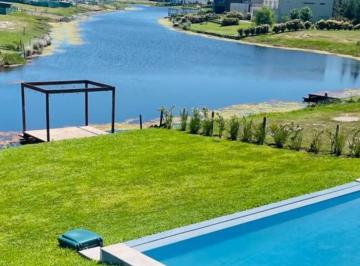 Casa · 34m² · 6 Ambientes · 4 Cocheras · Casa en El Naudir