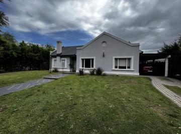 Casa · 297m² · 7 Ambientes · 2 Cocheras · Venta – Casa de 4 Dorm. con Pileta en Los Soles de Valle Escondido