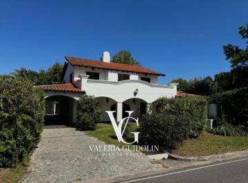 Casa · 1500m² · 6 Ambientes · 6 Cocheras · Casa en Venta Country Aranjuez! Se Acepta Depto en Parte de Pago.