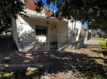Casa de 3 ambientes, Lomas de Zamora · Casa Chalet en Venta – Esquina en Temperley – Apto Crédito