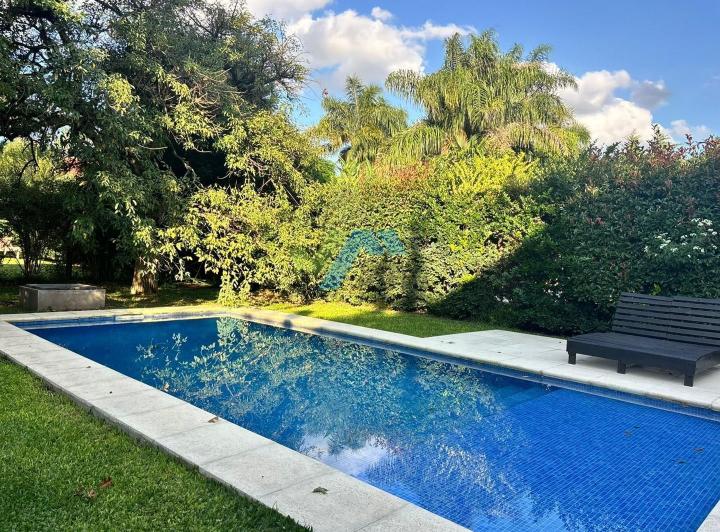 Casa · 211m² · 5 Ambientes · 2 Cocheras