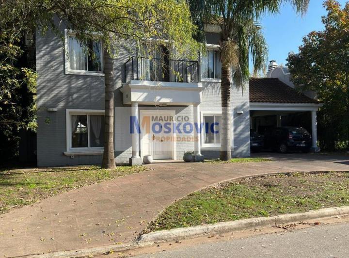 Casa · 160m² · 5 Ambientes · 4 Cocheras