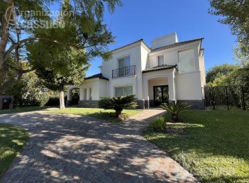 Casa · 320m² · 7 Ambientes · 1 Cochera · Casa en Venta en El Barrio Cerrado Septiembre de Escobar