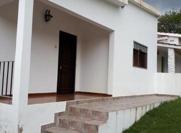 Casa · 153m² · 7 Ambientes · 1 Cochera · Chalet con Piscina en Santa Maria