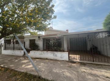 Casa · 244m² · 5 Ambientes · 1 Cochera · Casa en Barrio Ituzaingo Anexo Sobre Calle Asfaltada