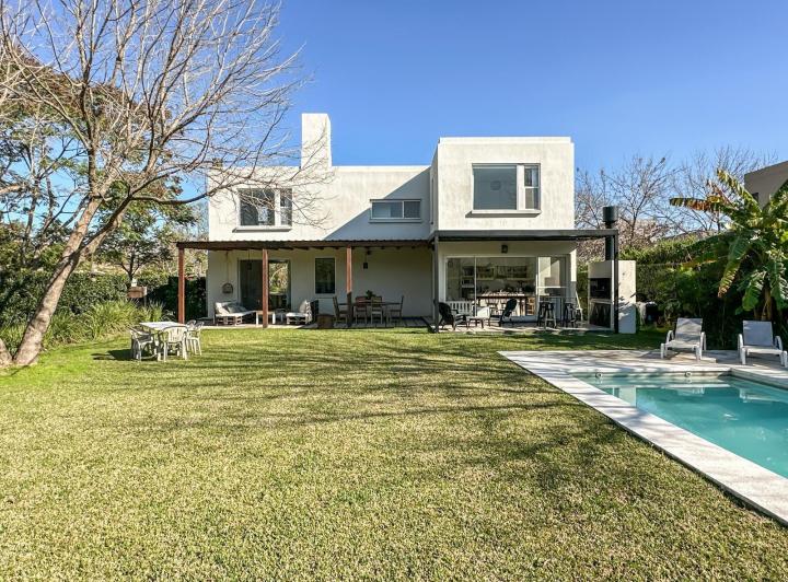 Casa · 184m² · 4 Ambientes · 2 Cocheras